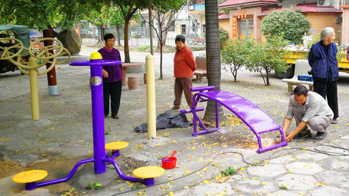 梅州嘉應(yīng)花園A區(qū)已安裝老人戶外健身器材，居民盡享健身樂(lè)趣