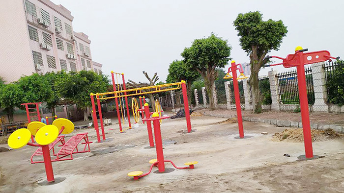 孩子們珠海市香洲區(qū)金鐘小學(xué)校園內(nèi)戶外健身器材的正確使用方式在這里