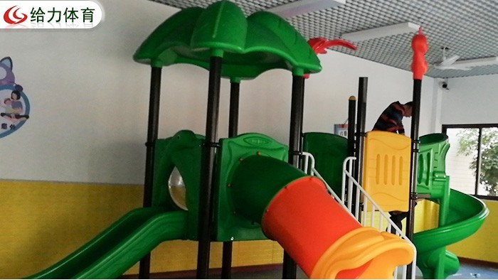 清遠(yuǎn)小區(qū)幼兒園安裝的塑膠滑滑梯組合，不同年齡段孩子應(yīng)該怎么玩